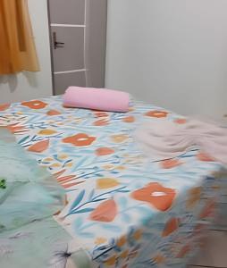波多韦柳Pousada Souza Familiar的床上有鲜花的毯子