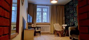 奥尔什丁Staszica Starówka的客房设有带桌子和窗户的卧室