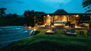 普拉纳维瑙Alaya Panama的夜间带游泳池的别墅