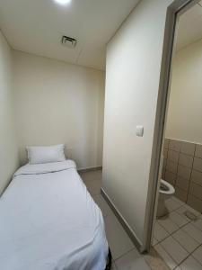 索瓦马E13 Samarah Resort Apartment的小房间设有床和卫生间