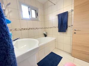 阿依纳帕Aurora Holiday Apartment - Ayia Napa的浴室配有白色浴缸、水槽和淋浴。