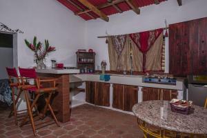 SalcoatitánCabañas Gonzalez的厨房配有柜台和桌子