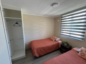 奥索尔诺Departamento nuevo con perfecta ubicación的一间卧室设有两张床和窗户。