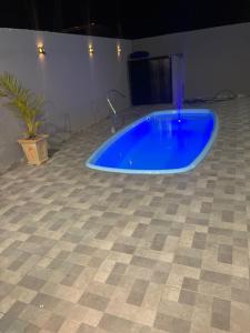 普雷图河畔圣若泽Área de lazer espaço Reis的一间铺有瓷砖地板的客房内的大蓝色浴缸