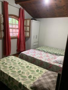 欧鲁普雷图Hostel do Mirante的一间卧室设有两张床和窗户。
