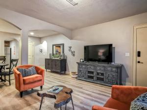 堪萨斯城Large Plaza 2BR BTH的客厅配有平面电视和橙色椅子。