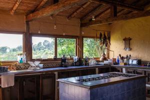 亚美尼亚Finca La Colina的客房内的厨房配有炉灶烤箱