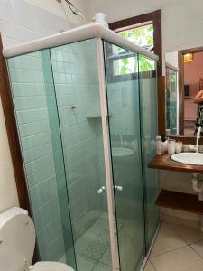 布希奥斯Casa em Búzios的一间带玻璃淋浴和卫生间的浴室