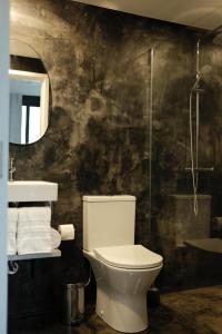 丰沙尔CASA15 Guesthouse Funchal的一间带卫生间、水槽和镜子的浴室