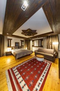 佩奇Hotel - Kulla e Zenel Beut的一间大卧室,配有床和地毯