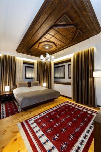 佩奇Hotel - Kulla e Zenel Beut的一间卧室配有一张大床和地毯。