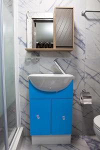 Hatch EndSleek 3Bed/3Bathroom Flat@Harrow的一间带水槽和镜子的浴室