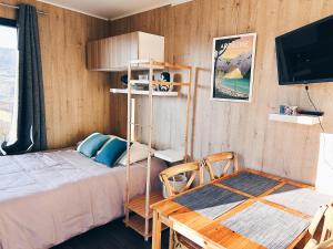圣佩赖La parenthèse de Sully的一间卧室配有一张床、一张桌子和一台电视。