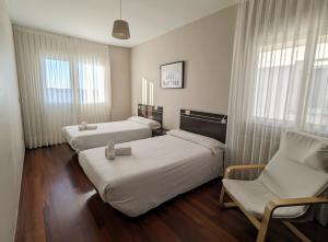 帕拉斯德丽图里斯提克吉列尔莫公寓的酒店客房,配有两张床和椅子