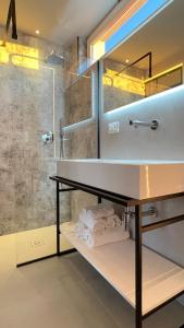 比萨美地西奥42号公寓的一间带水槽和镜子的浴室