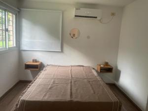 耶尔瓦布埃纳LO DE TIN的一间卧室配有一张大床和风扇