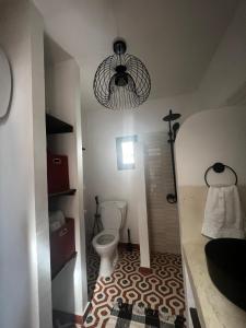 PoponguineLe Cabaoui的一间带卫生间和吊灯的浴室