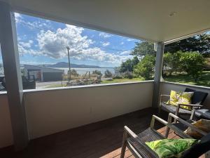 罗托鲁瓦Rotorua Lakes House的门廊上设有屏风,享有海景