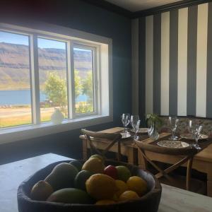 SúðavíkSea, fjord & mountain view house的一间用餐室,餐桌上放着一碗水果