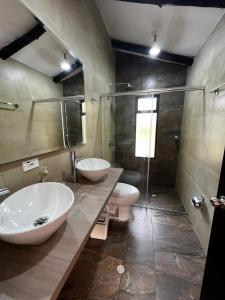 莱瓦镇CASA CAMPESTRE VILLA SANTANA的浴室配有2个盥洗盆、卫生间和淋浴。