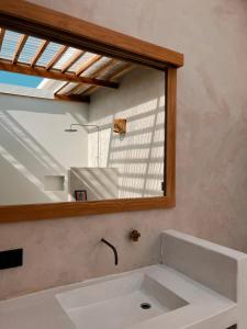 波波约Tukasa - Surfhouse Popoyo的浴室设有位于水槽上方的镜子