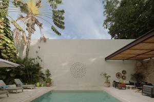 梅里达DECU DOWNTOWN的棕榈树房子中的游泳池