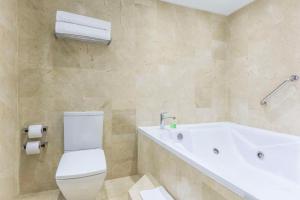 波哥大波哥大特里波特皇家NH精选酒店的带浴缸、卫生间和盥洗盆的浴室