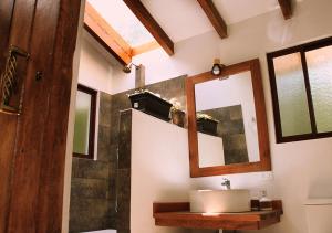 基多Cabaña en la montaña Ilalo - Quito的一间带水槽和镜子的浴室