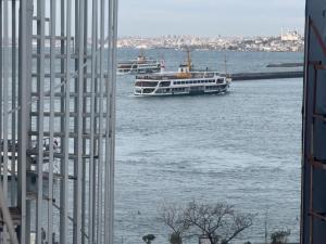 伊斯坦布尔SAHRA OTEL的建筑物旁边的大船