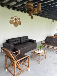 圣阿马鲁Eco House Gaivota - Cond Ville Portal das Dunas的客厅配有沙发和桌子