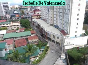 马尼拉Isabelle De Valenzuela Condo Staycation in Marulas Valenzuela的城市的顶部景观,包括建筑和火车