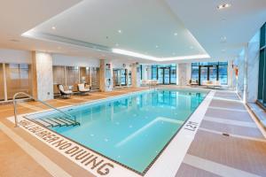 多伦多Sutton Place Hotel Toronto的酒店大堂的大型游泳池