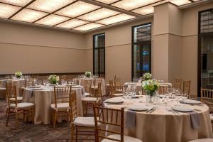 纽约Renaissance New York Chelsea Hotel的宴会厅配有桌椅和鲜花