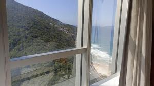 里约热内卢Hotel Nacional的窗户享有大海和山脉的景致。