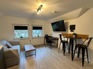 沃尔夫斯堡MEINpartments - Full service living的客厅配有沙发和桌子