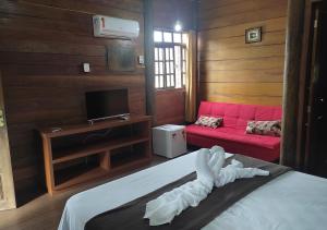 瓜拉派瑞Acquamarine Park Hotel的一间卧室配有一张床,床上有毛巾