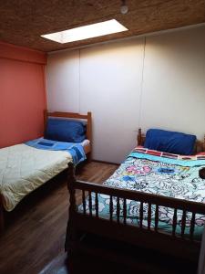 卡斯特鲁Hostal Sandrita的一间客房内配有两张床的房间