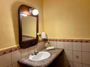 科马亚瓜Hotel Caxa Real的一间带水槽和镜子的浴室
