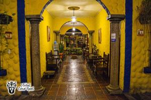 科马亚瓜Hotel Caxa Real的餐厅走廊上设有黄色的墙壁