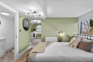 Rock FerryBirkenhead Aparthotel的一间拥有绿色墙壁和一张大床的卧室