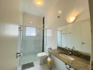 伯迪亚哥Suíte privativa proxima ao Sesc 2的浴室配有卫生间、盥洗盆和淋浴。