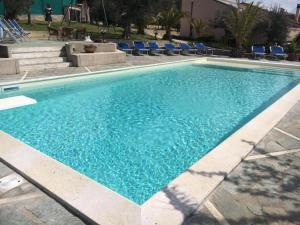 佩鲁贾Villa Graziella Perugia的一个带蓝色躺椅的大型蓝色游泳池
