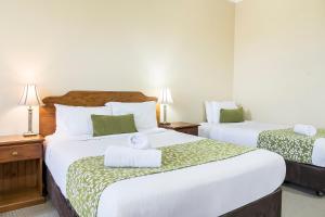 巴利纳波丽娜文物旅馆的酒店客房设有两张床和两盏灯。