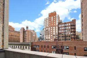 纽约SpringHill Suites by Marriott New York Midtown Manhattan/Park Ave的享有城市天际线和高楼的景色