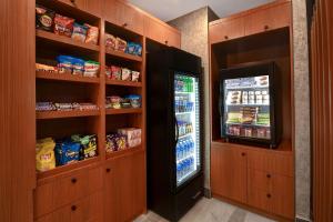纽约SpringHill Suites by Marriott New York Midtown Manhattan/Park Ave的带冰箱和电视的厨房