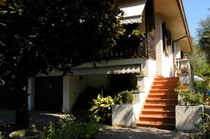 托里迪夸尔泰索洛卡萨艾琳住宿加早餐旅馆的房屋设有楼梯和植物阳台