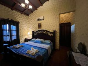 科马亚瓜Hotel Caxa Real的一间卧室,配有一张带鲜花的床