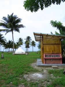 ZapotalGlamping La Isla Bonita (Isla Portete, Ecuador)的棕榈树田里的木头建筑