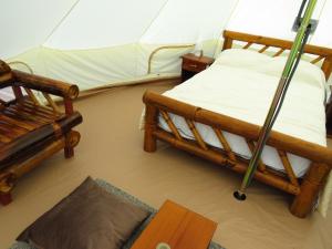 ZapotalGlamping La Isla Bonita (Isla Portete, Ecuador)的一间设有两张床和帐篷的房间