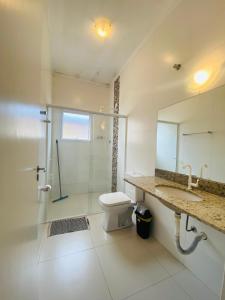 伯迪亚哥Suíte privativa próxima ao Sesc 1的浴室配有卫生间、淋浴和盥洗盆。
